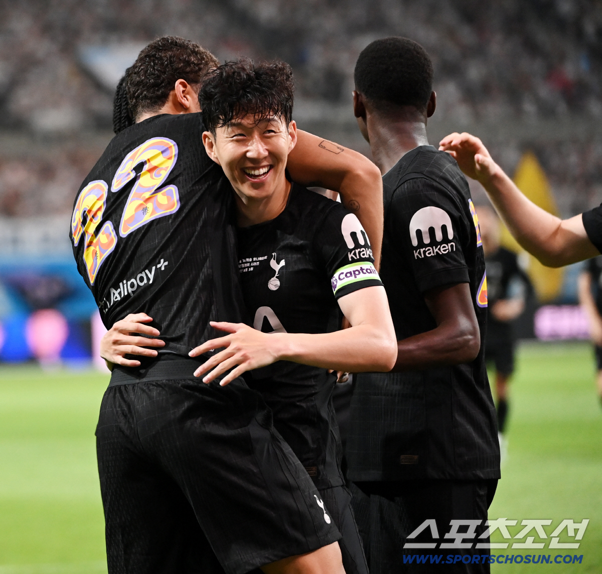 [포토] 손흥민, 브레넌 존슨 선제골에 함박웃음