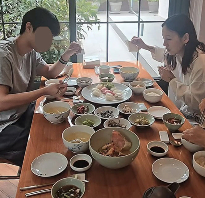'60억家' 이효리, 친정과 주말 식사..훈남 조카와 환한 미소