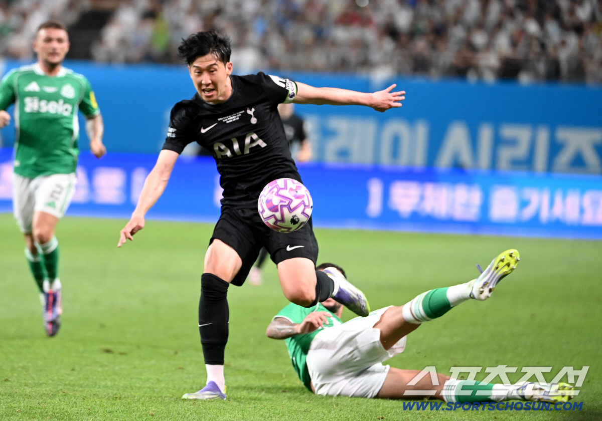 [포토] 태클 피해 질주하는 손흥민