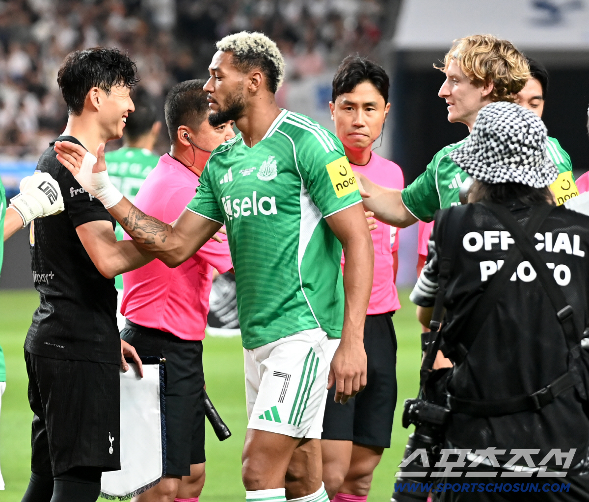 [포토] 손흥민, 앤서니 고든 보자 미소 활짝
