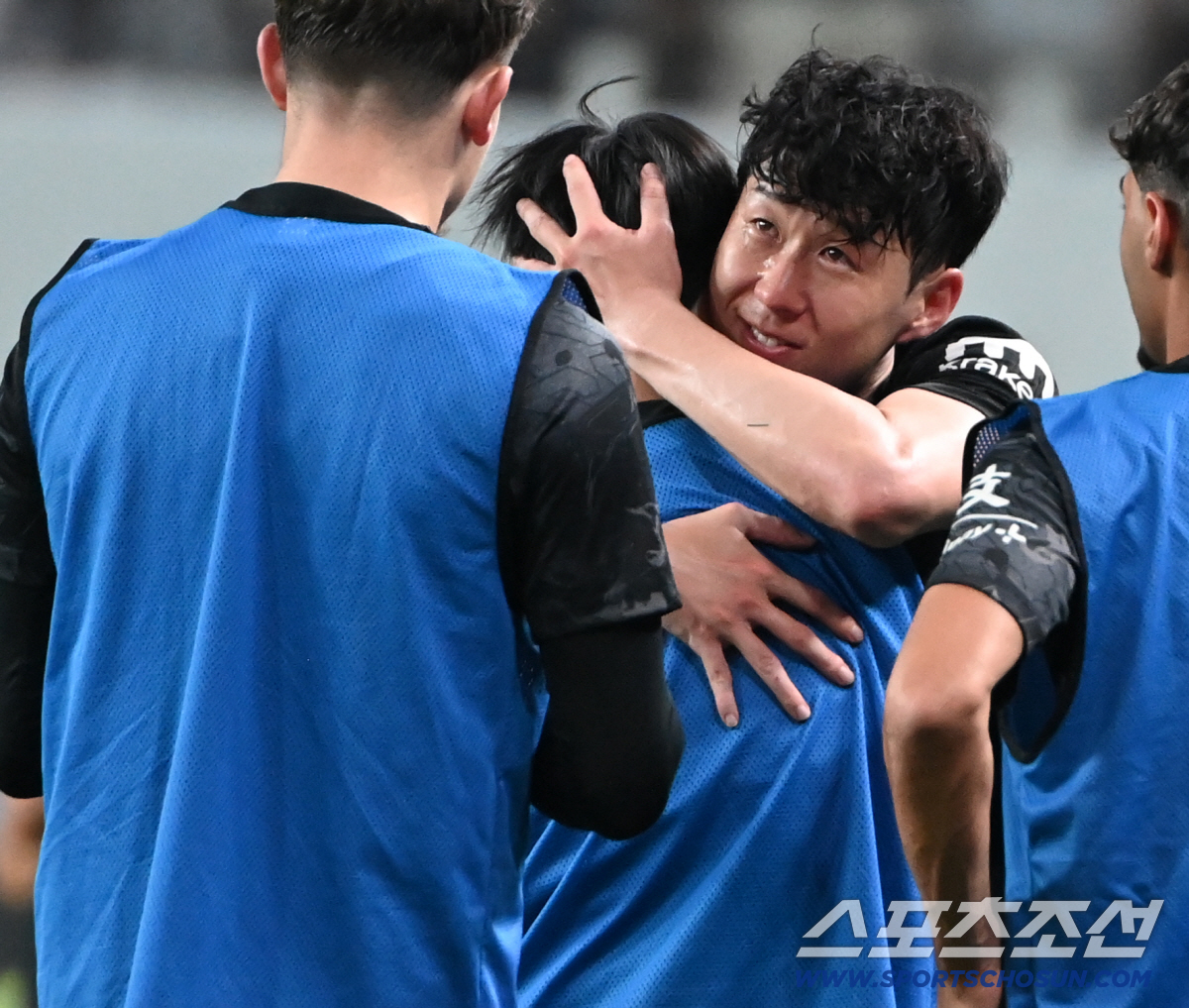 [포토] 양민혁 안아주는 손흥민, 눈물이 그렁그렁