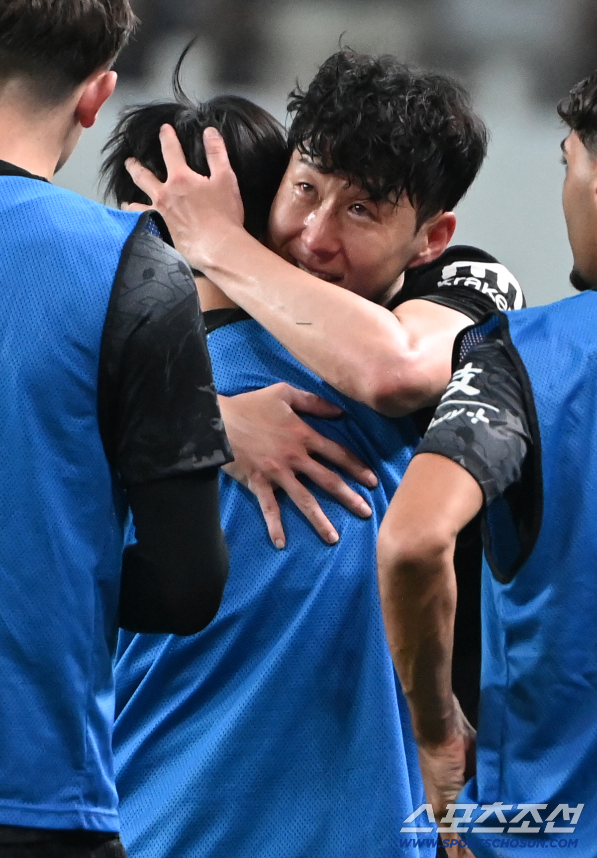 [포토] 눈시울 붉어진 손흥민, 양민혁과 뜨거운 포옹