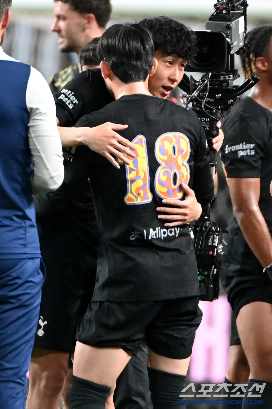 [포토] 양민혁 안아주는 손흥민