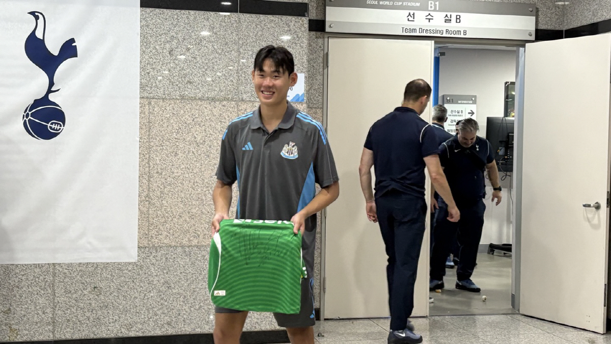 "저 받았어요" 초조하게 손흥민 기다리던 박승수, 사인 받자 '활짝'..…