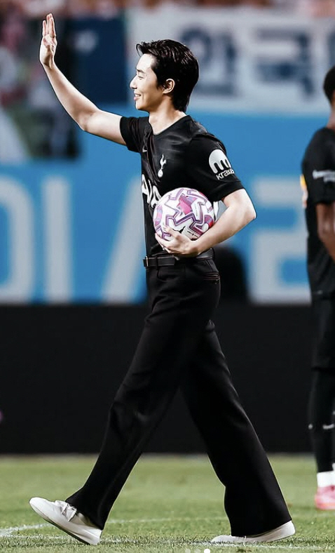 손흥민 웃긴 이수지, ‘불륜캠 패러디’ 전광판 등장…6만5천 관중 초토화