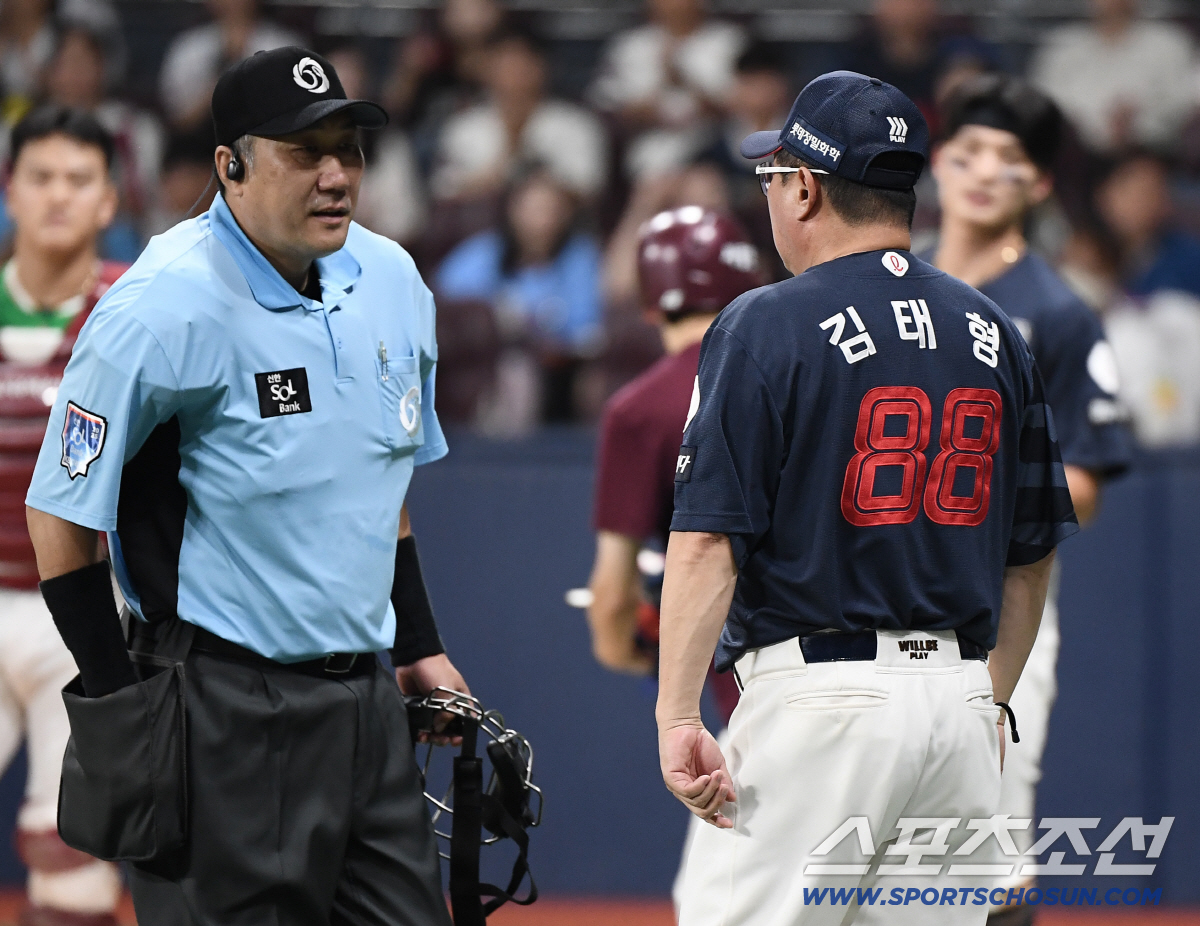 성난 감독은 벤치 박차고 나왔는데...연타석 헤드샷급 사구에도 웃는 이 …