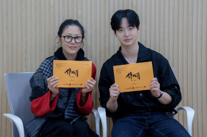 [공식] “엄마가 연쇄살인마?” ‘사마귀’ 고현정X장동윤, 대본 리딩부터…