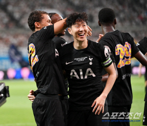 한국인이 사랑할 수밖에 없는 토트넘 선수 ‘손흥민 축구화 실착→유로파 우승 영웅→SON 헌정 찰칵 세리머니’