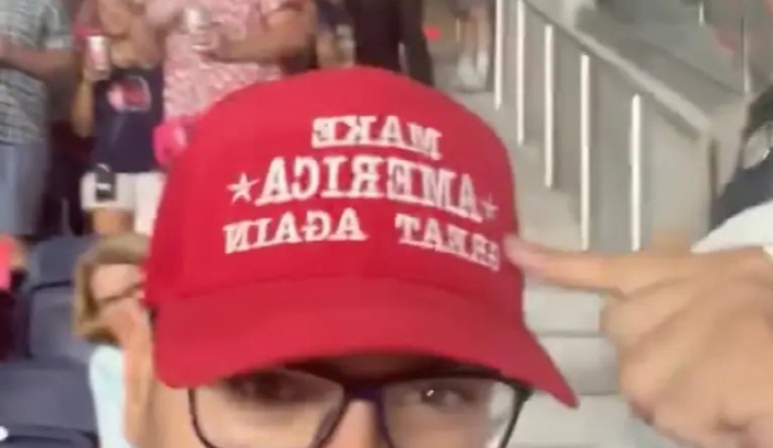 트럼프 상징 '마가(MAGA)' 모자 축구장에서 쫓겨났다, 이유는?