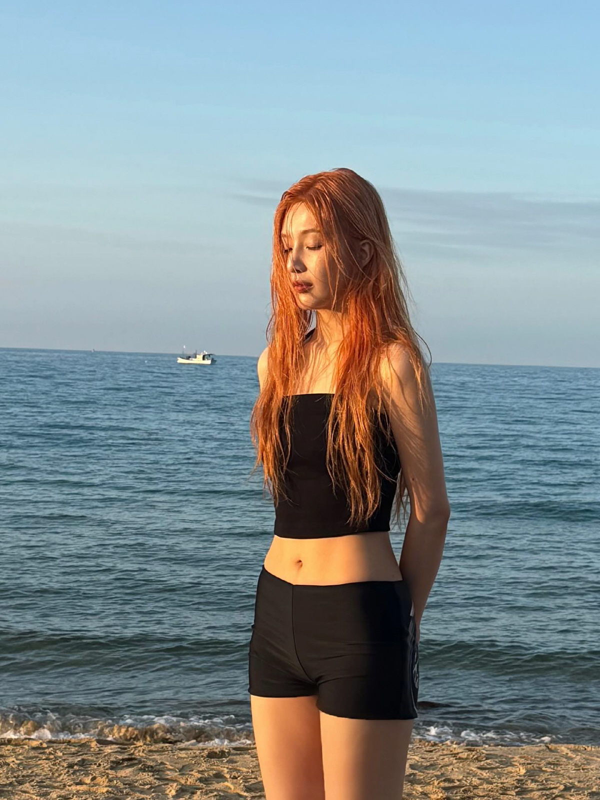 레드벨벳 조이, 몸매 이정도였어?…잘록허리에 뚜렷한 11자 복근