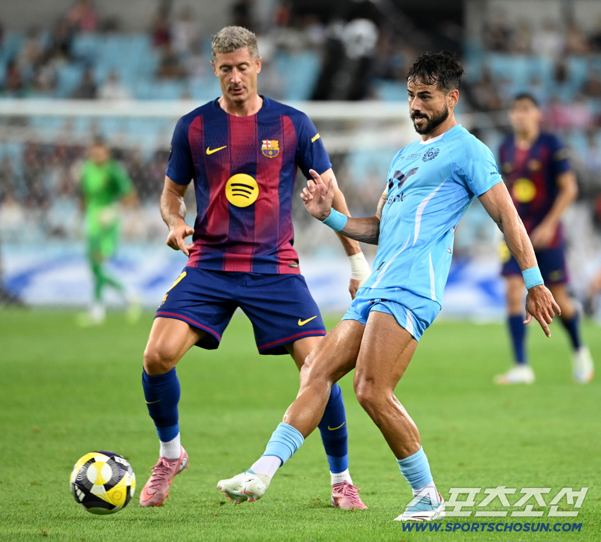 [포토] 세징야, 레반도프스키 옆으로 패스