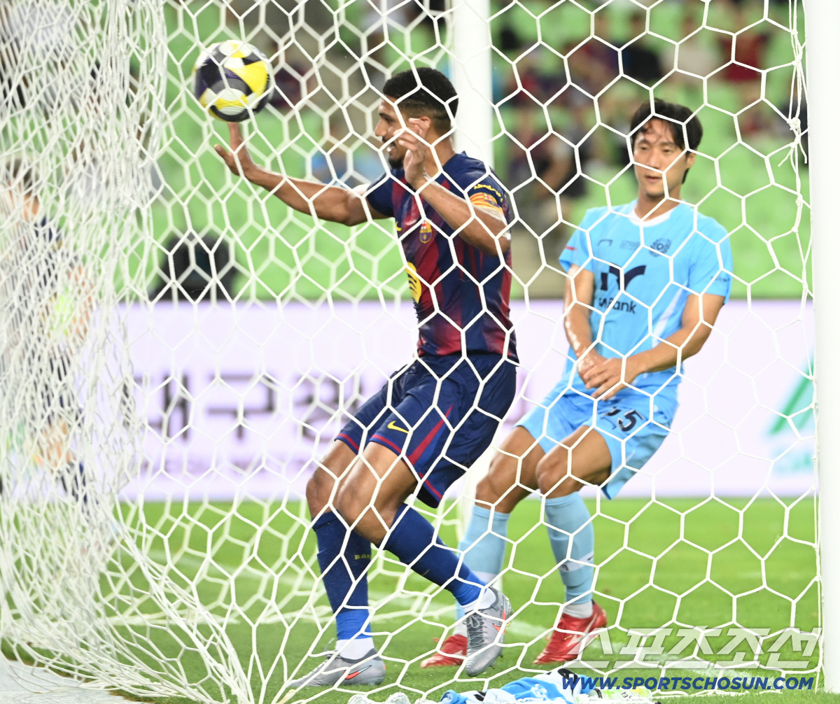 [현장리뷰]'가비 멀티골→래시포드 데뷔골' FC바르셀로나 퍼펙트 피날레,…