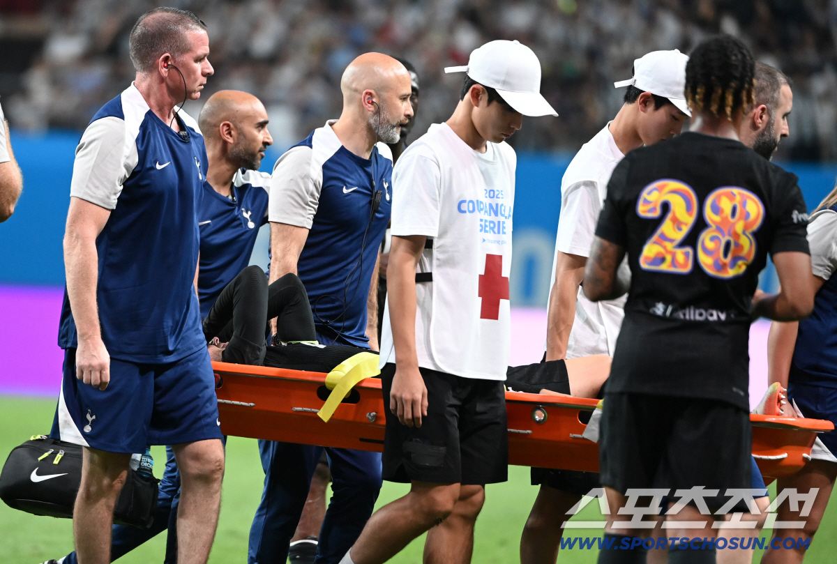 손흥민, '절친'쓰러지자 벤치서 벌떡...심각한 상황에 얼굴 감싸쥐고 안…