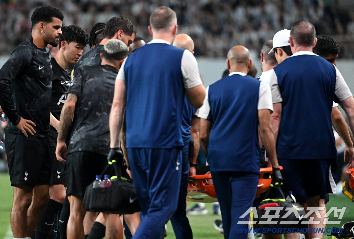 손흥민, '절친'쓰러지자 벤치서 벌떡...심각한 상황에 얼굴 감싸쥐고 안…