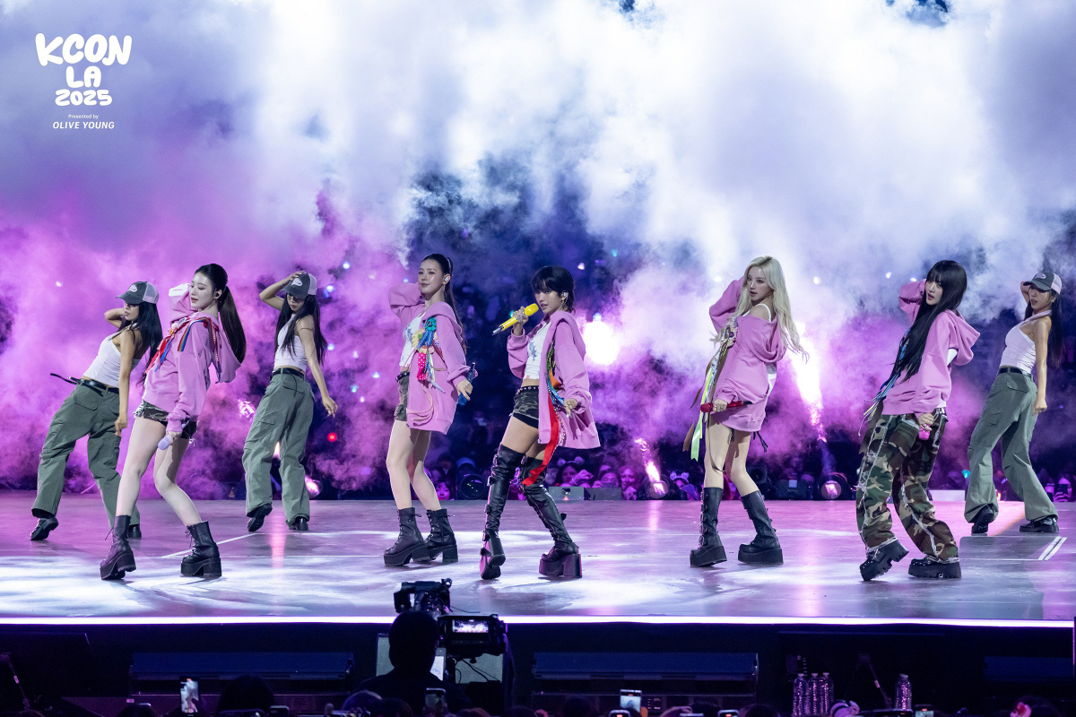 "LA에 퀸카 떴다"…아이들, KCON '엠스' 엔딩 장식→MLB 시구 …