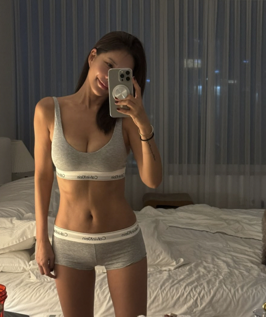 [SCin스타] '연매출100억' 김준희, 반백살 포기 못한 속옷 셀카 