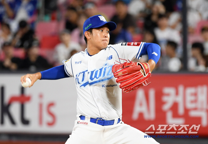 KT 강건X상무 류현인, 7월 메디힐 퓨처스루키상 수상