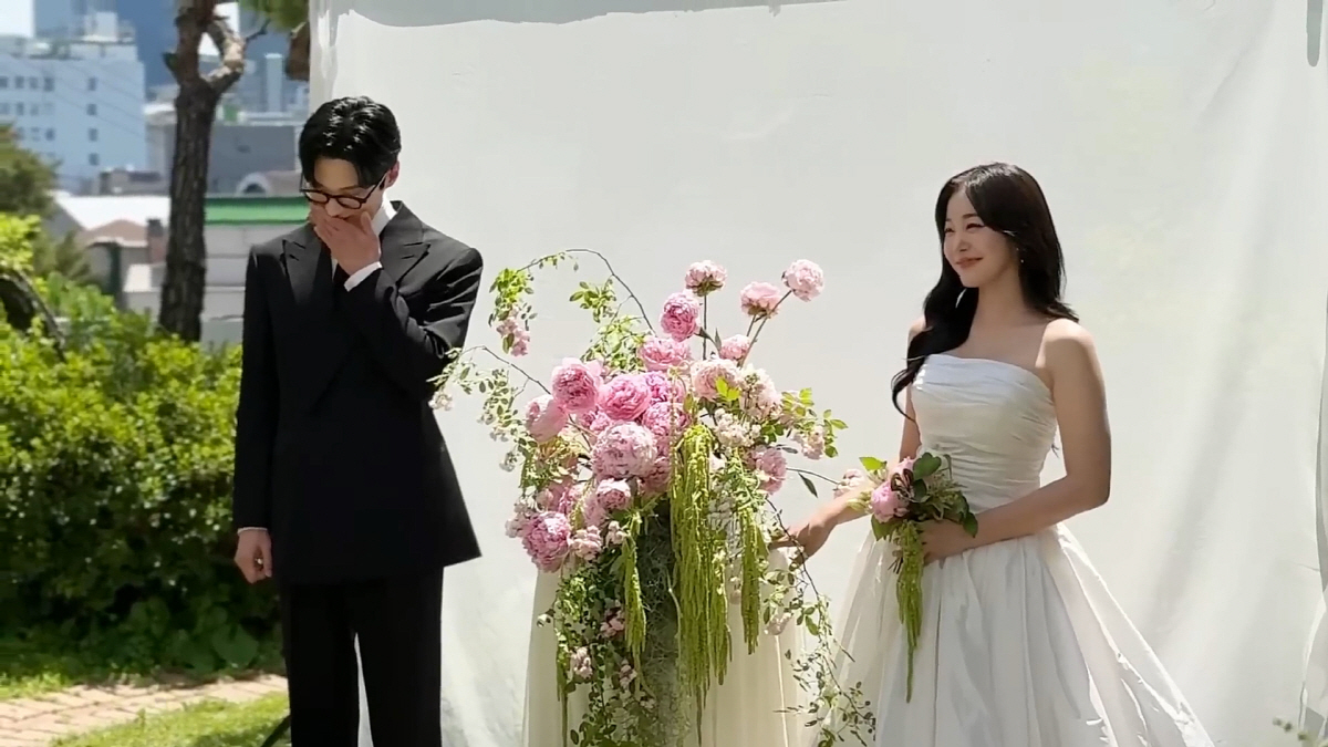 '윤선우♥ 김가은' 웨딩 촬영 공개…"웃을때 닮은 것 같은" 예비부부