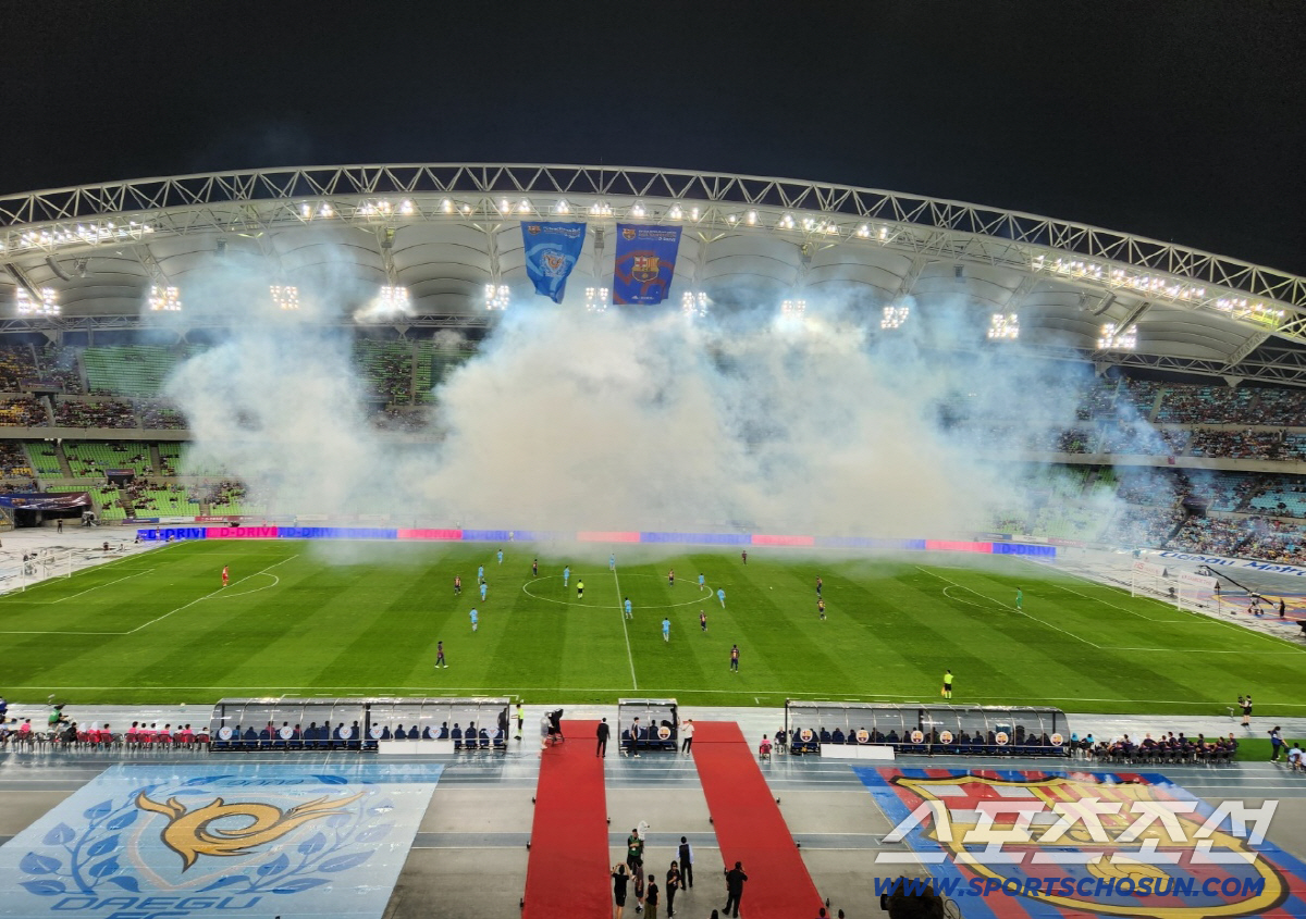 VIP 행사로 킥오프 지연→예고된 패싱 엔딩, '스페인 명문' FC바르셀…