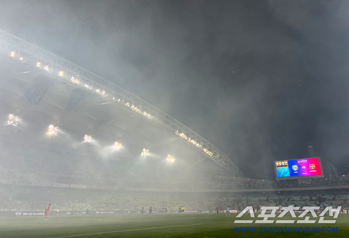 VIP 행사로 킥오프 지연→예고된 패싱 엔딩, '스페인 명문' FC바르셀…
