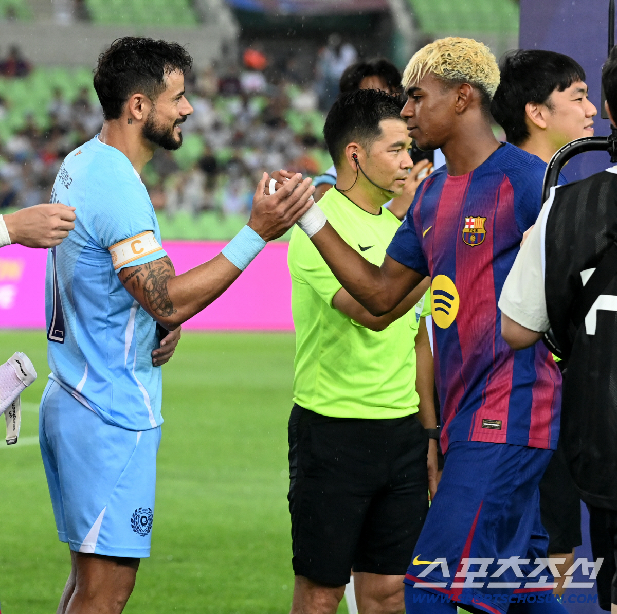VIP 행사로 킥오프 지연→예고된 패싱 엔딩, '스페인 명문' FC바르셀…