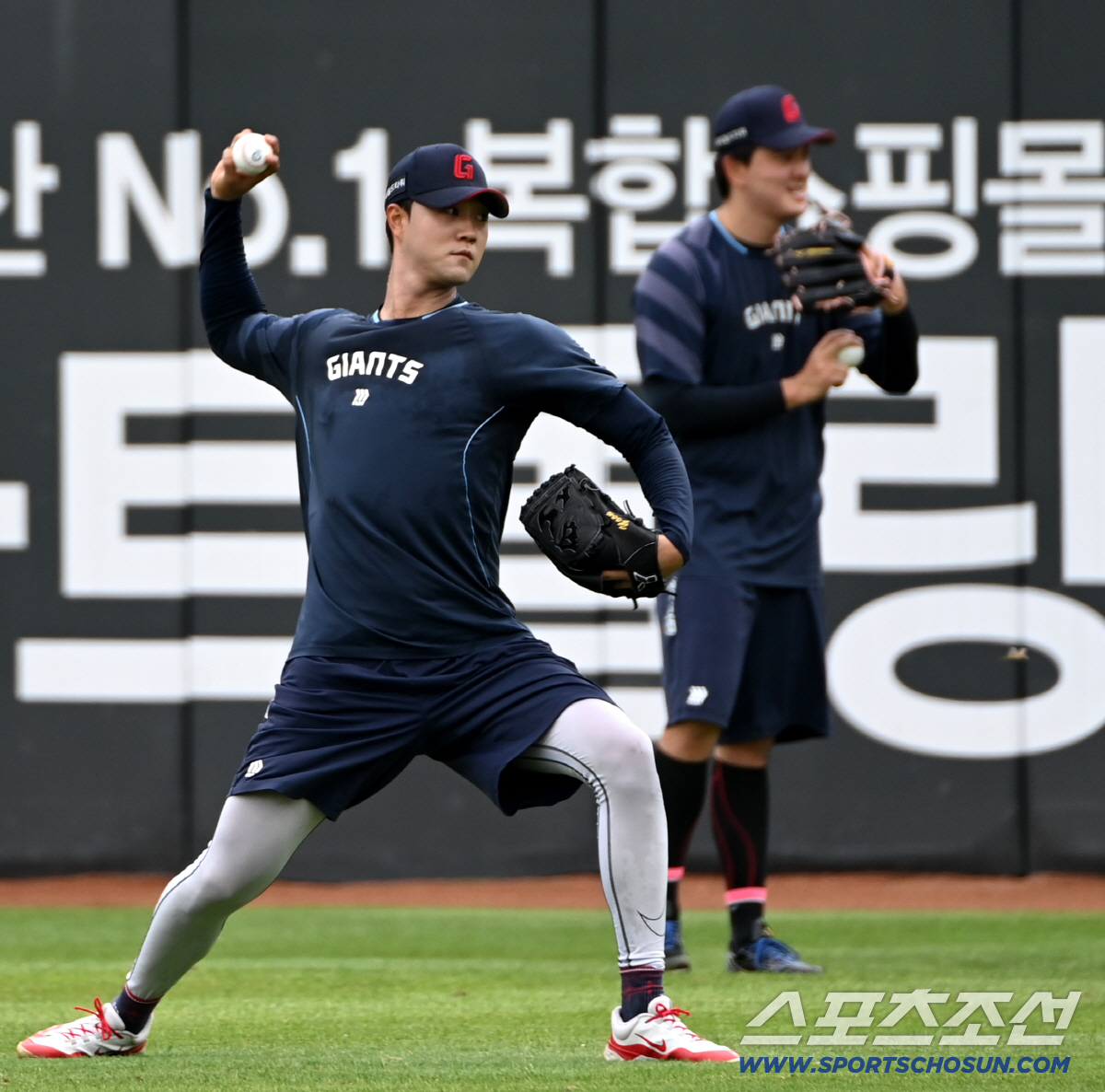[포토] 윤성빈-김원중, 등판 준비 완료!