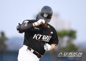 황재균 홈런→허경민 동점 희생플라이→강백호 싹쓸이…'약속의 8회' KT, ' 문동주 161㎞' 한화 잡고 5연패 탈출 [대전 리뷰]