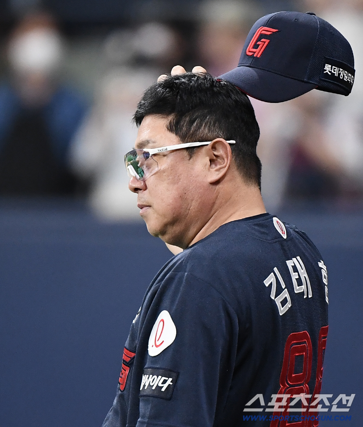 '심상치 않다' 절뚝이며 귀가했다, 롯데 2위 타자 햄스트링 부상 어쩌나