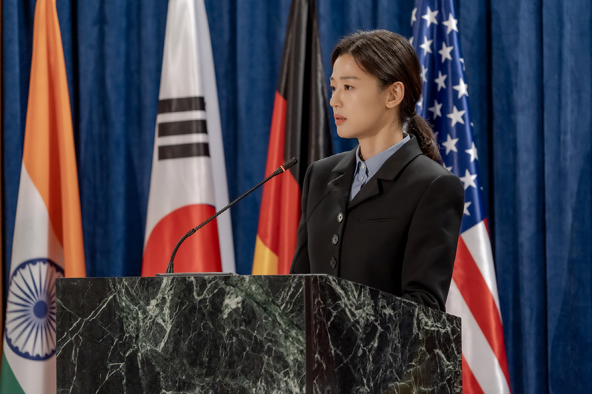 전지현, 새벽 러닝도 화보처럼..강인한 일상 포착