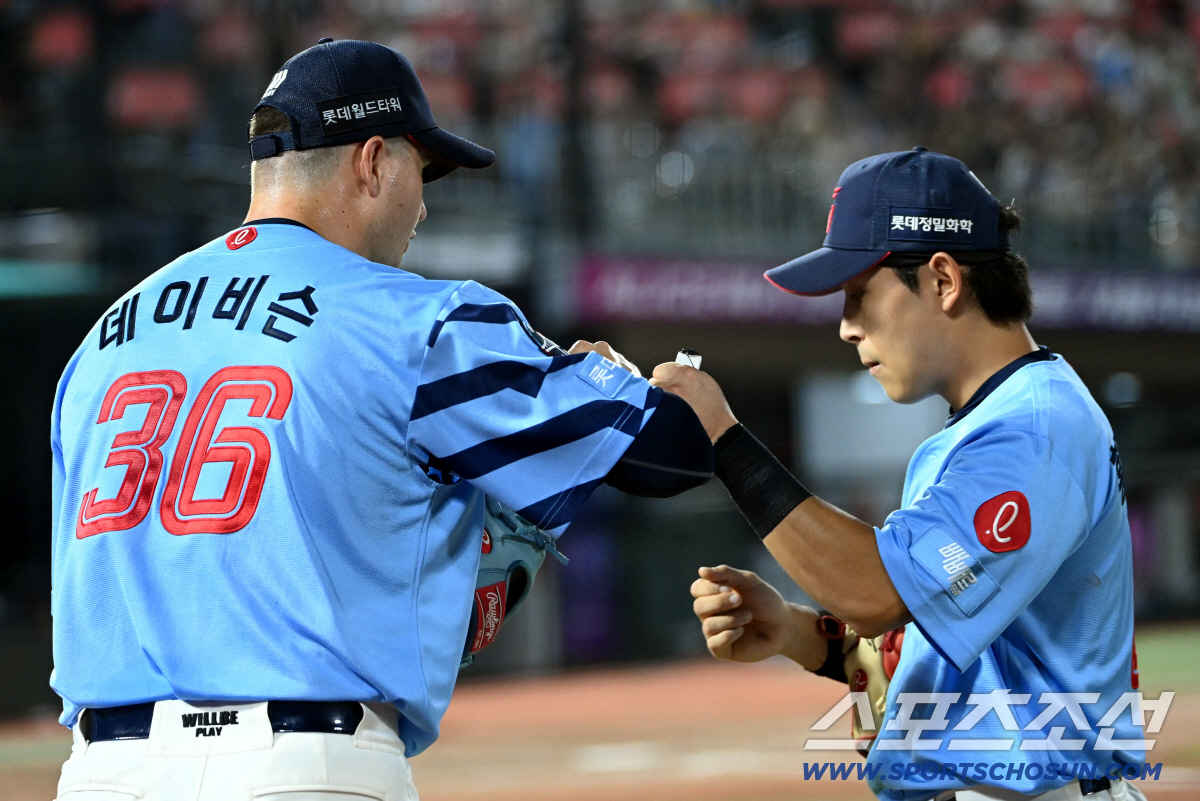 [포토] 황성빈 맞이하는 데이비슨, 호수비 고마워