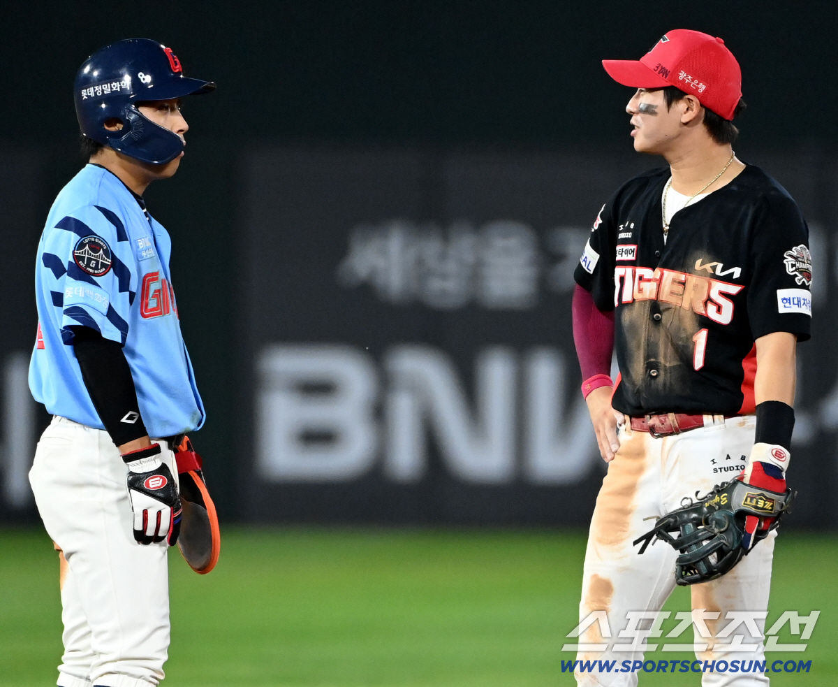 [포토] 박찬호-황성빈, 2루 포스아웃 과정에서 언쟁