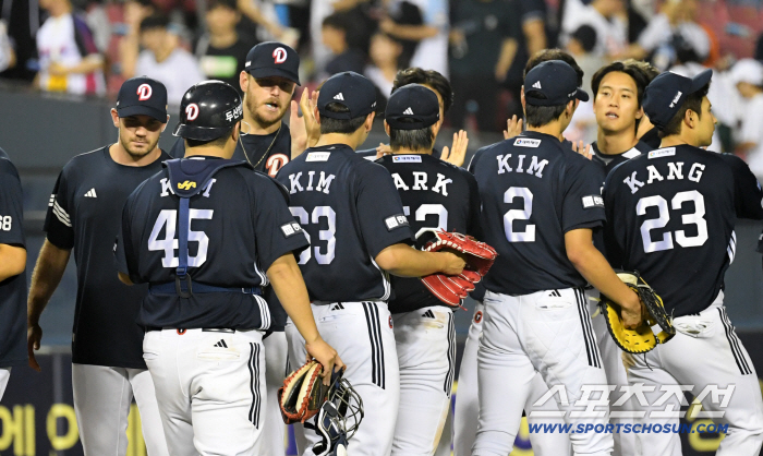 '0-3 → 7-3 → 7-7 → 10-7 → 10-8' 가드 내리고 난타전! 두산이 LG 잡았다 → 조성환 감독대행 "김민석이 결정적 홈런"