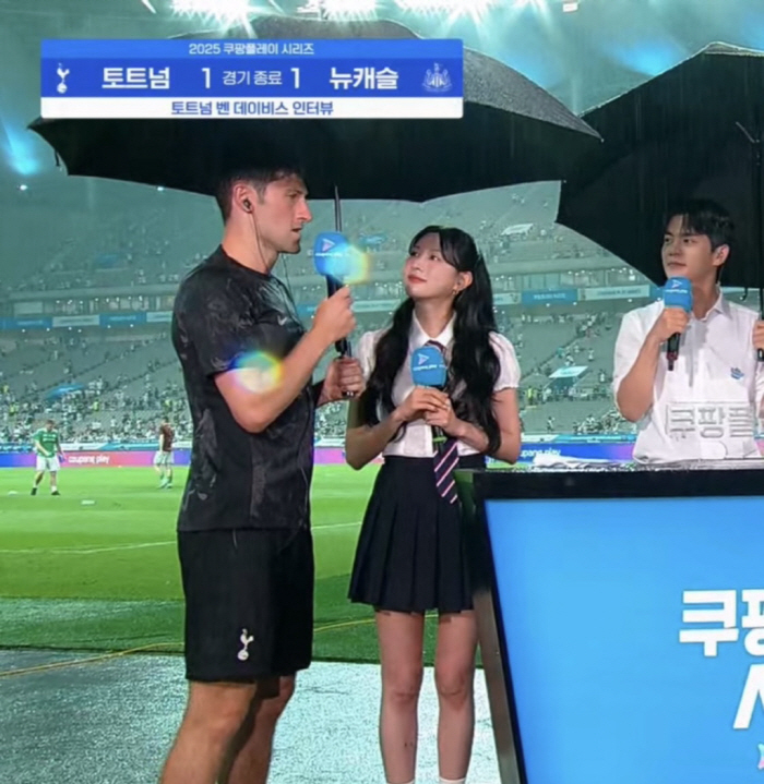 여자가 우산 들게한 죄! '韓 레전드' 손흥민, 대역죄인 됐다…토트넘과 …