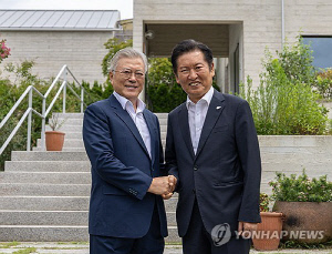 정청래, 盧묘역 참배하며 눈물…文에는 