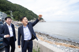 김윤덕, 가덕도신공항 부지 방문…
