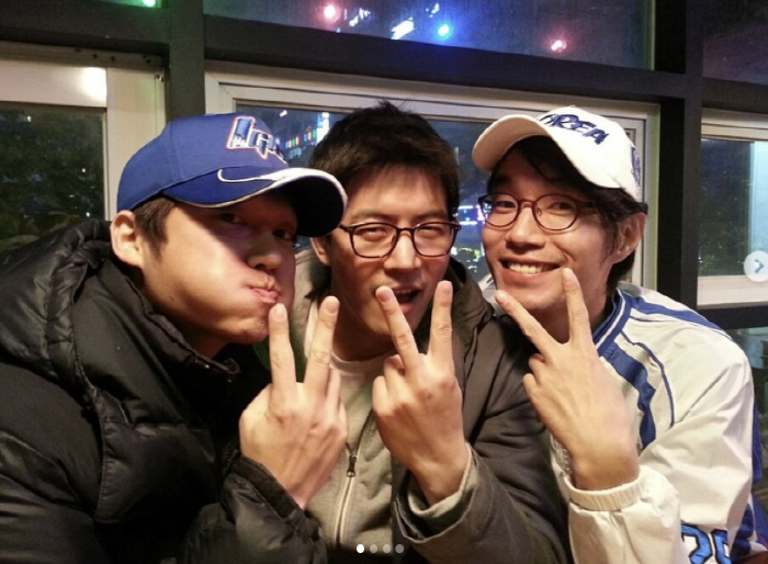이상윤, 故송영규 유골함 앞 '눈물의 작별'…"사랑합니다, 형"