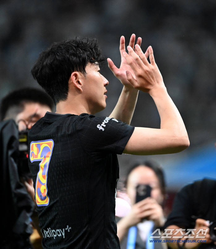 '흥민이 형 없는 토트넘, 아무 의미 없다!' SON 결별에 눈물 펑펑 흘렸던 이브 비수마, 이적 가능성 제기