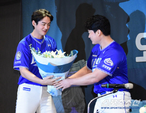 본인은 '21년 동안' 몇 점짜리 선수라 평가했을까? 오승환 은퇴 기자회견 갖고 21년 아름다운 '마침표'[인천현장]