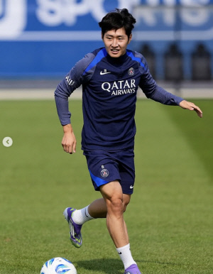 '조용한 출국' 이강인, PSG 합류 뒤 훈련 소화→뜨거운 이적설 거취 물음표…일단은 '월드컵 모드' 돌입