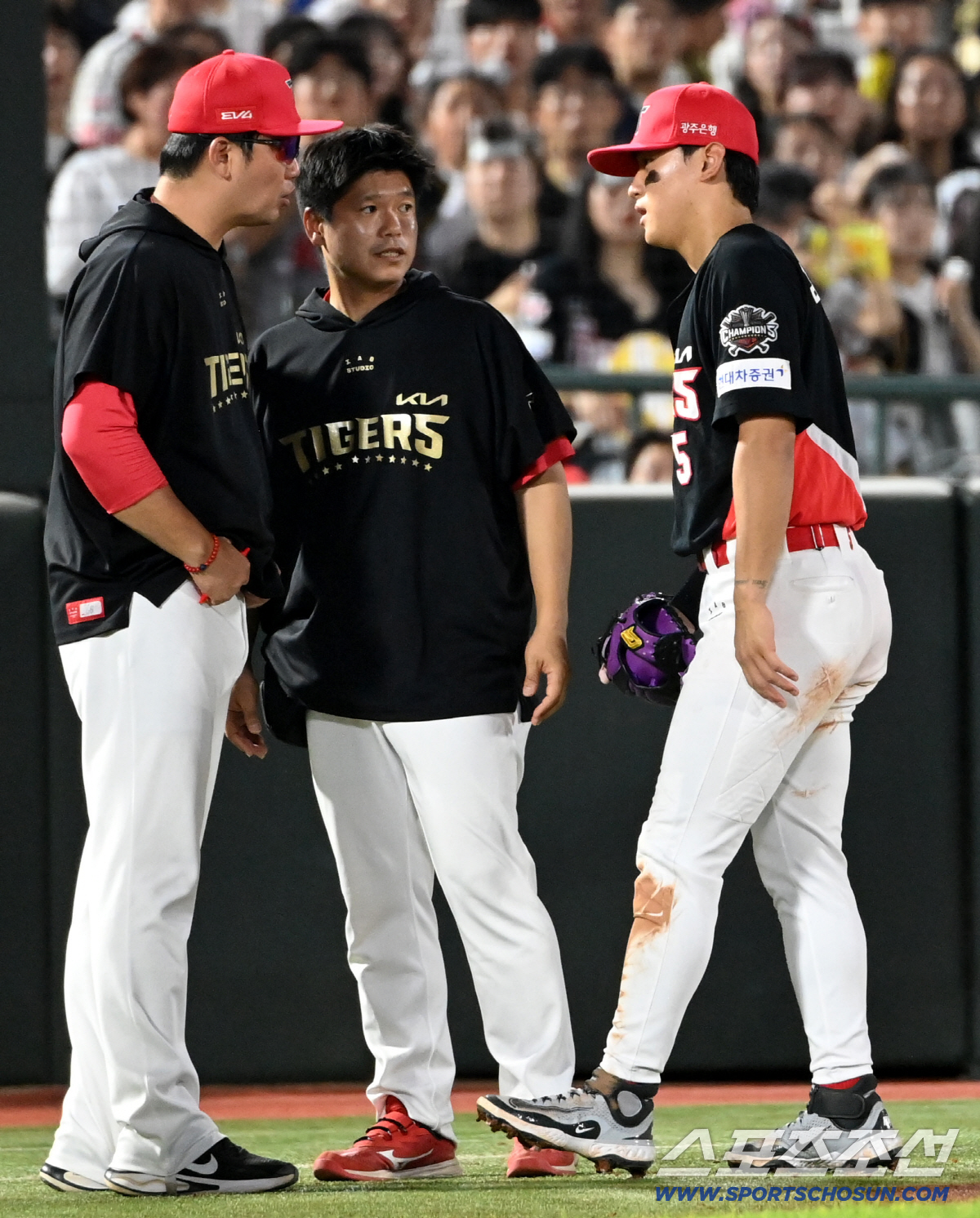 '초비상 김도영 또 부상' KIA 이겨도 못 웃었다 …'나성범 미친 호수…