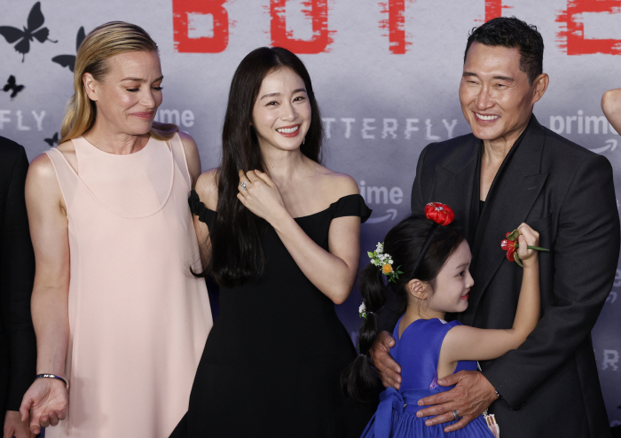 '45세' 김태희, 할리우드 첫 진출부터 미모 포텐..美 포토존 찢었다
