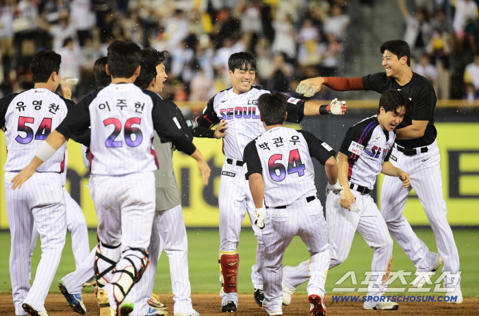 김서현 붕괴! 김현수 2500안타! 천성호 끝내기! → LG가 다 챙겼다! 한화 2경기차 따돌리며 1위 사수