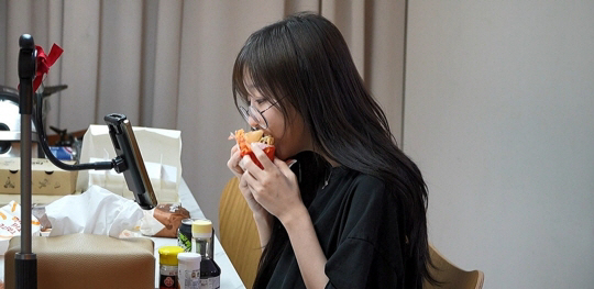 쯔양, 월수입 1억인데..