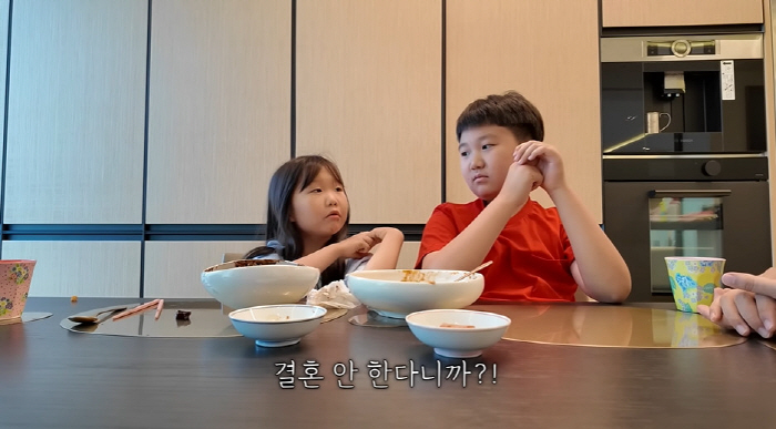 장윤정 딸, 겨우 8살에 비혼 선언 "꼭 결혼해야 돼?"...父 도경완 …