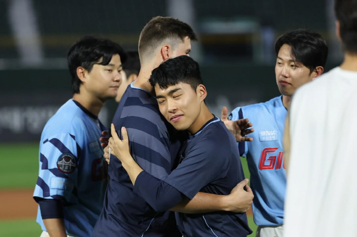 "부산의 형제들 기억할게" 10승 안고 퇴출된 첫 사례…떠나는 데이비슨의…