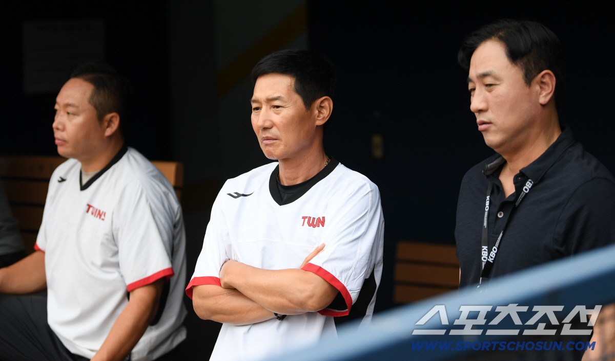 [포토] 염경엽 감독 '톨허스트 불펜 피칭 직접 체크'