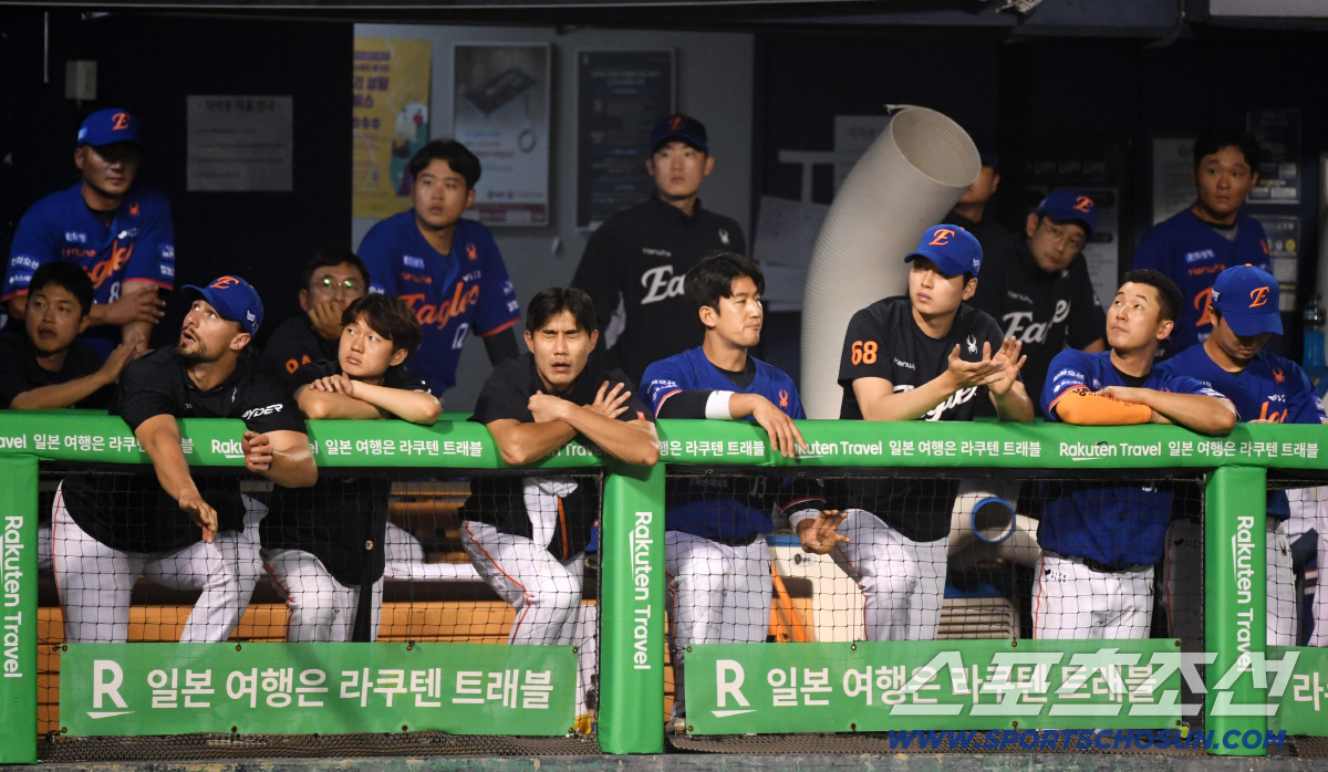 [포토] 가라앉은 한화 더그아웃 분위기
