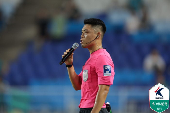 [K리그2 리뷰]주심이 마이크로 "일류첸코 퇴장입니다" 발표…수원은 변수 속 안산 3-1 꺾고 인천과 8점차 유지