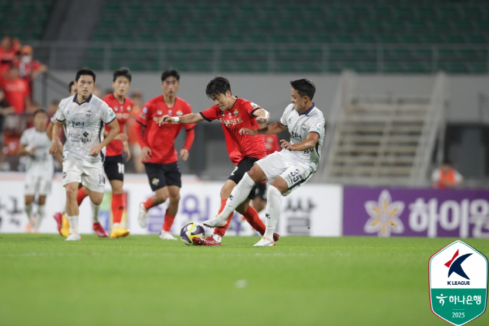 '치열한 공방전' 강원-김천, 0-0 무승부 '김천 2위 점프'[K리그1…