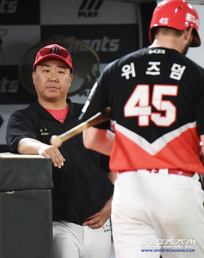 10G 타율 0.114 삼진만 14개...위즈덤 바라보는 이범호 감독의 심경 "스트라이크도 볼처럼 보일 거다" [창원 현장]
